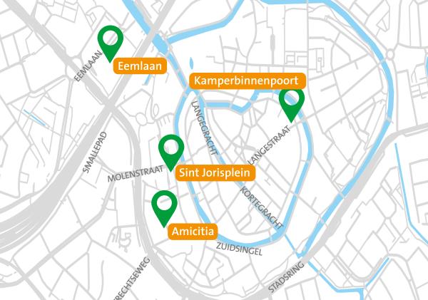 Plattegrond met daarop met groene pijlen aangegeven waar de bewaakte en gratis fietsenstallingen zijn in het centrum van Amersfoort