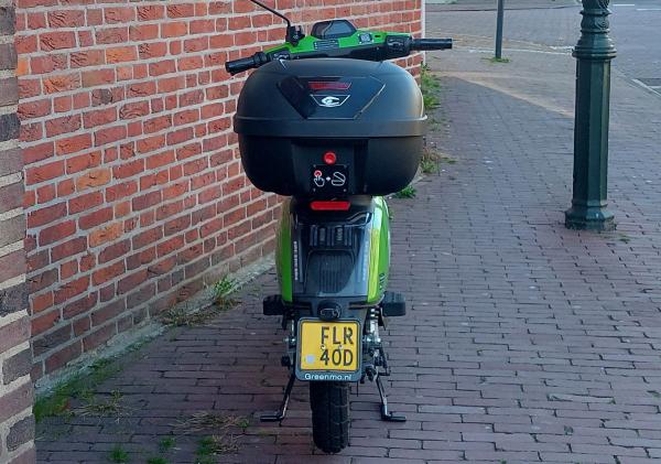 Een deelscooter op de stoep