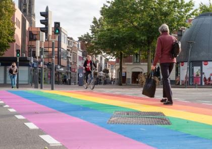 Foto van het regenboog zebrapad