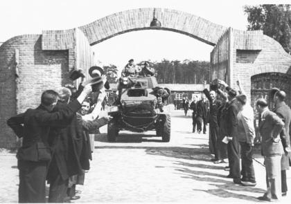 Een poort van Kamp Amersfoort op de dag van bevrijding 7 mei 1945 met tanks en juichende mensen