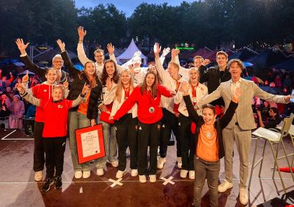 De Amersfoortse olympische en paralympische sporthelden op een podium met burgemeester Bolsius en sportwethouder Koningveld