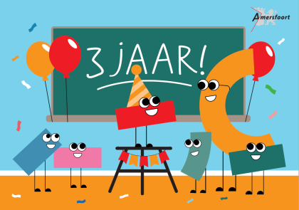 Een schoolbord met een felicitatie tekst voor 3 jaar 