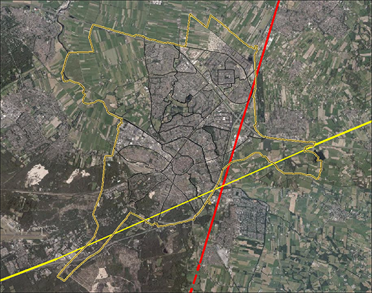 Plattegrond van Amersfoort met een schuine horizontale gele lijn en een schuine verticale rode lijn