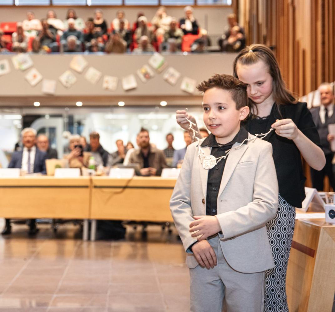 Lynn Verhoeven hangt keten om bij Aiden Seijmonson