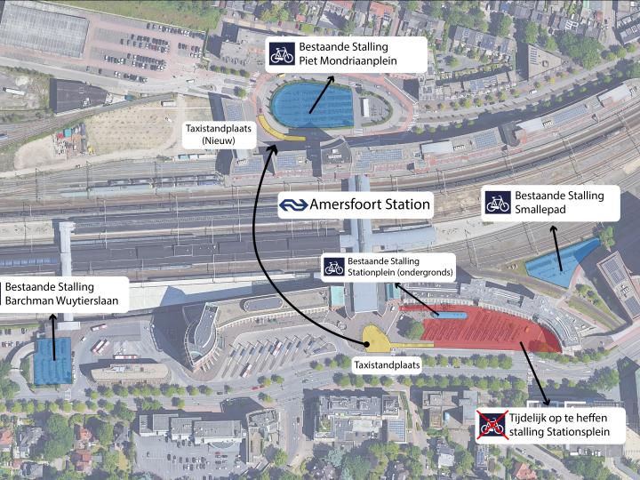 Kaartje van het stationsgebied met daarop aangegeven station centraal, de bestaande stallingen, de huidige en nieuwe taxistandplaats en de op te heffen stalling op het stationsplein.