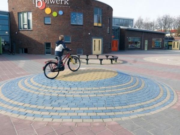 Voorbeeld speelplek gekleurde bestrating